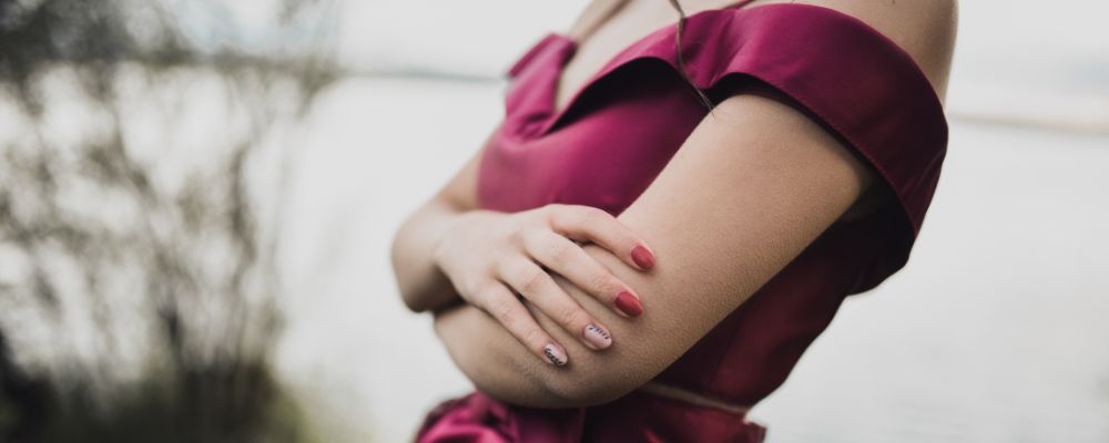 paznokcie do bordowej sukienki